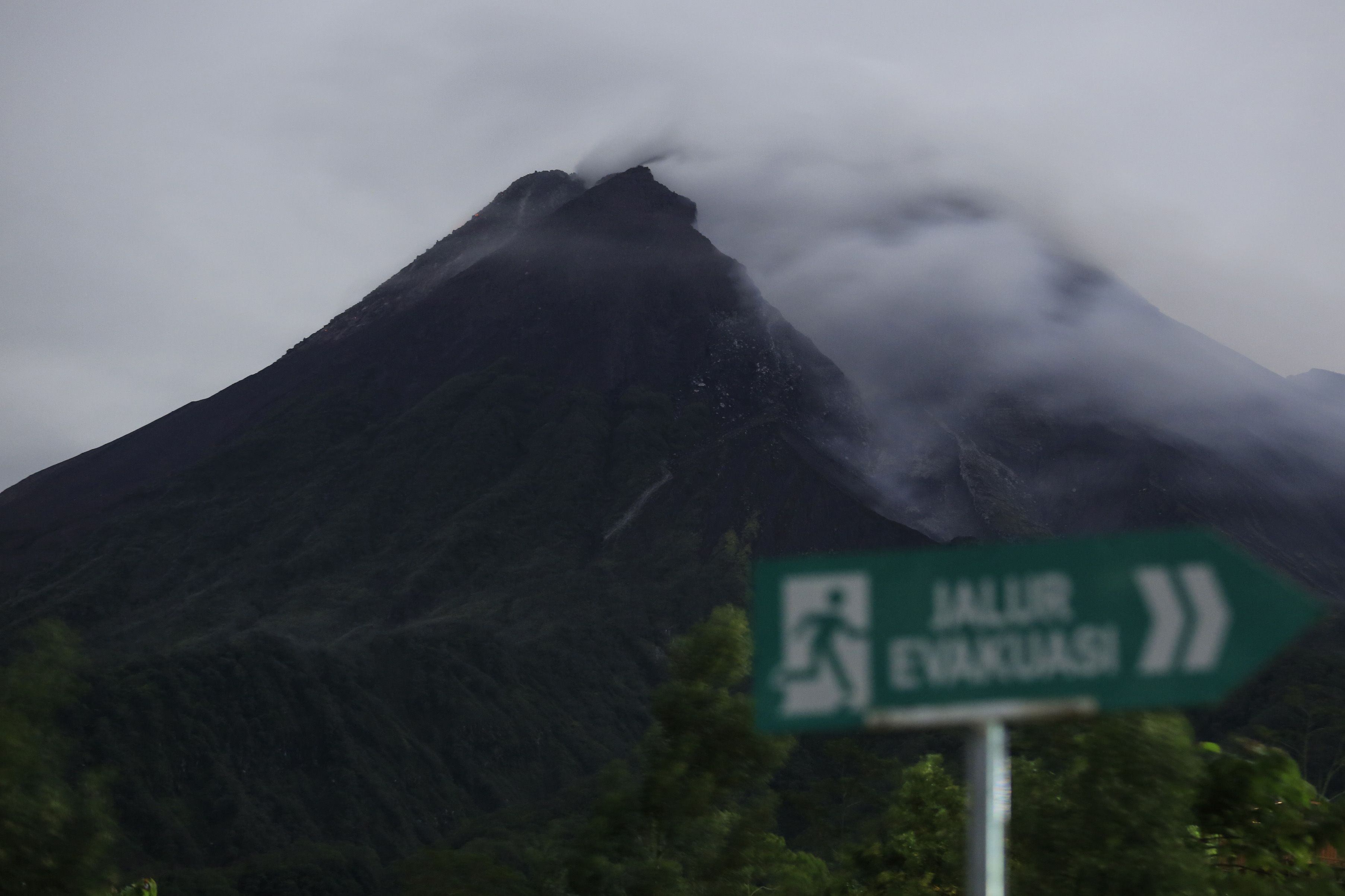 Kubah lava Gunung Merapi terlihat dari Desa Glagaharjo, Cangkringan, Sleman, DI Yogyakarta, Rabu, 24 Januari 2024.