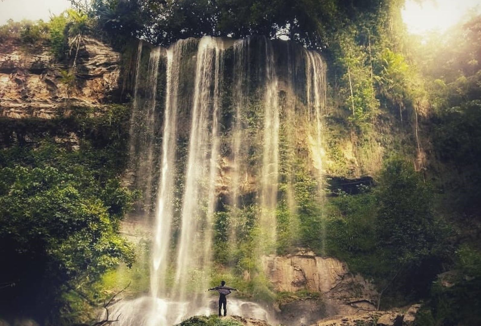 Air mancur tirai, sebutan itu sepertinya cocok untuk Curug Sawer yang berada di Kampung Cibeureum, Desa Mandalamekar, Kecamatan Jatiwaras, Kabupaten Tasikmalaya, Jawa Barat.