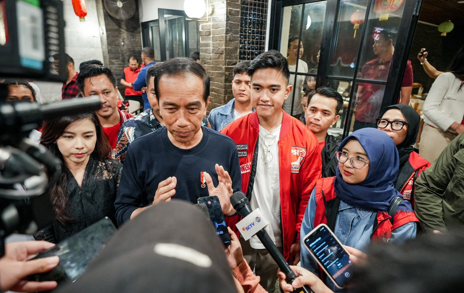 Presiden Joko Widodo (Jokowi) bersama anak ketiganya Kaesang Pangarep saat diwawancarai awak media.