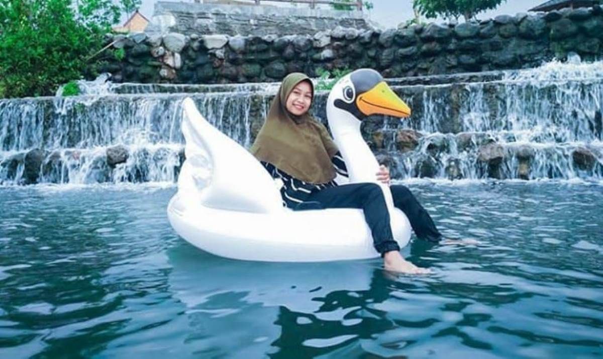 Tempat wisata yang unik dan hits di Klaten Umbul Siblarak, Ada kolam renang tiga tingkat dengan view persawahan yang sejuk/Instagram @wissta_siblarak/
