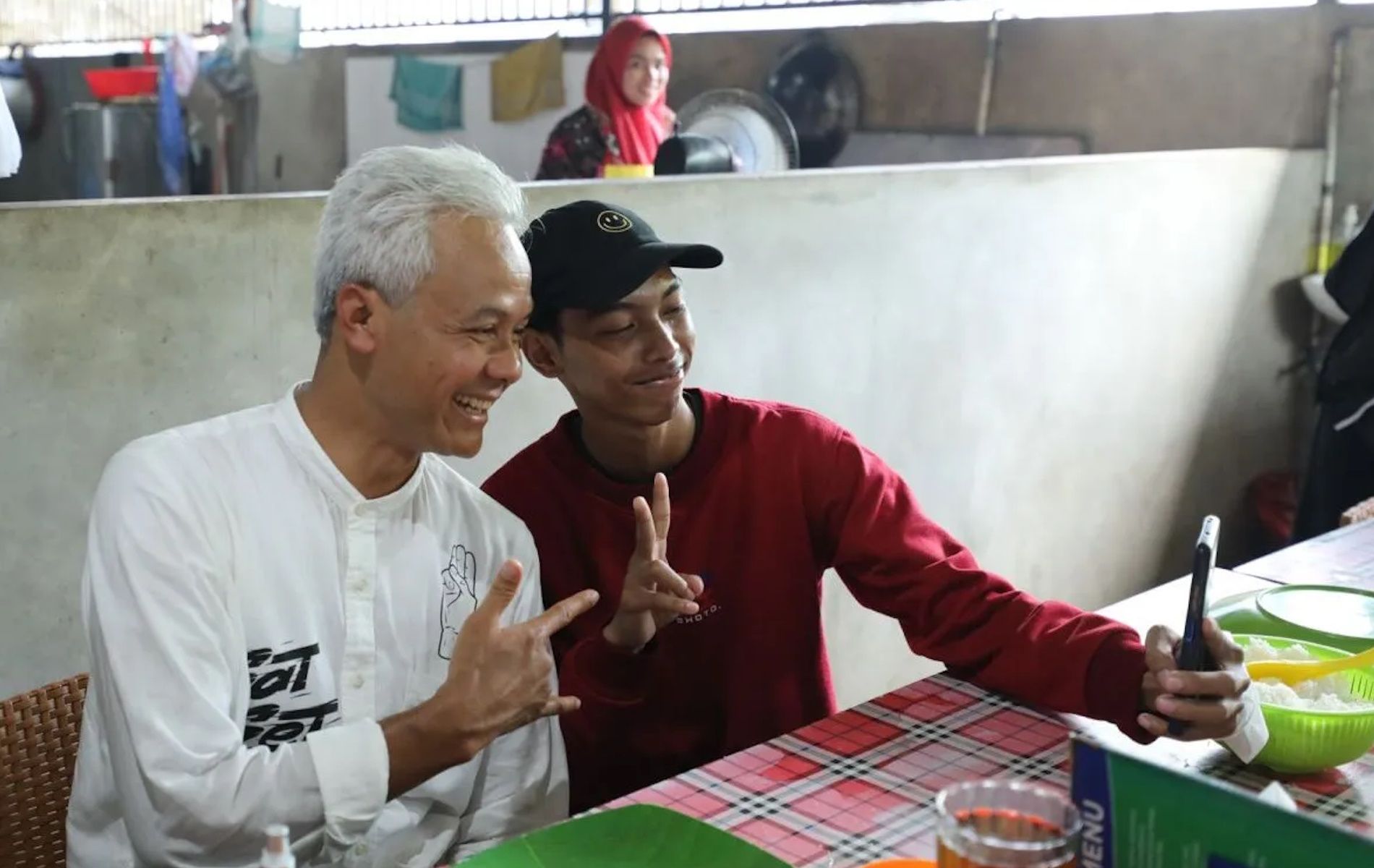 Momen Calon presiden nomor urut 03 Ganjar Pranowo makan siang bersama pendukung capres nomor urut 02 Prabowo Subianto di Kota Balikpapan, Kalimantan Timur, Selasa (6/2/2024).