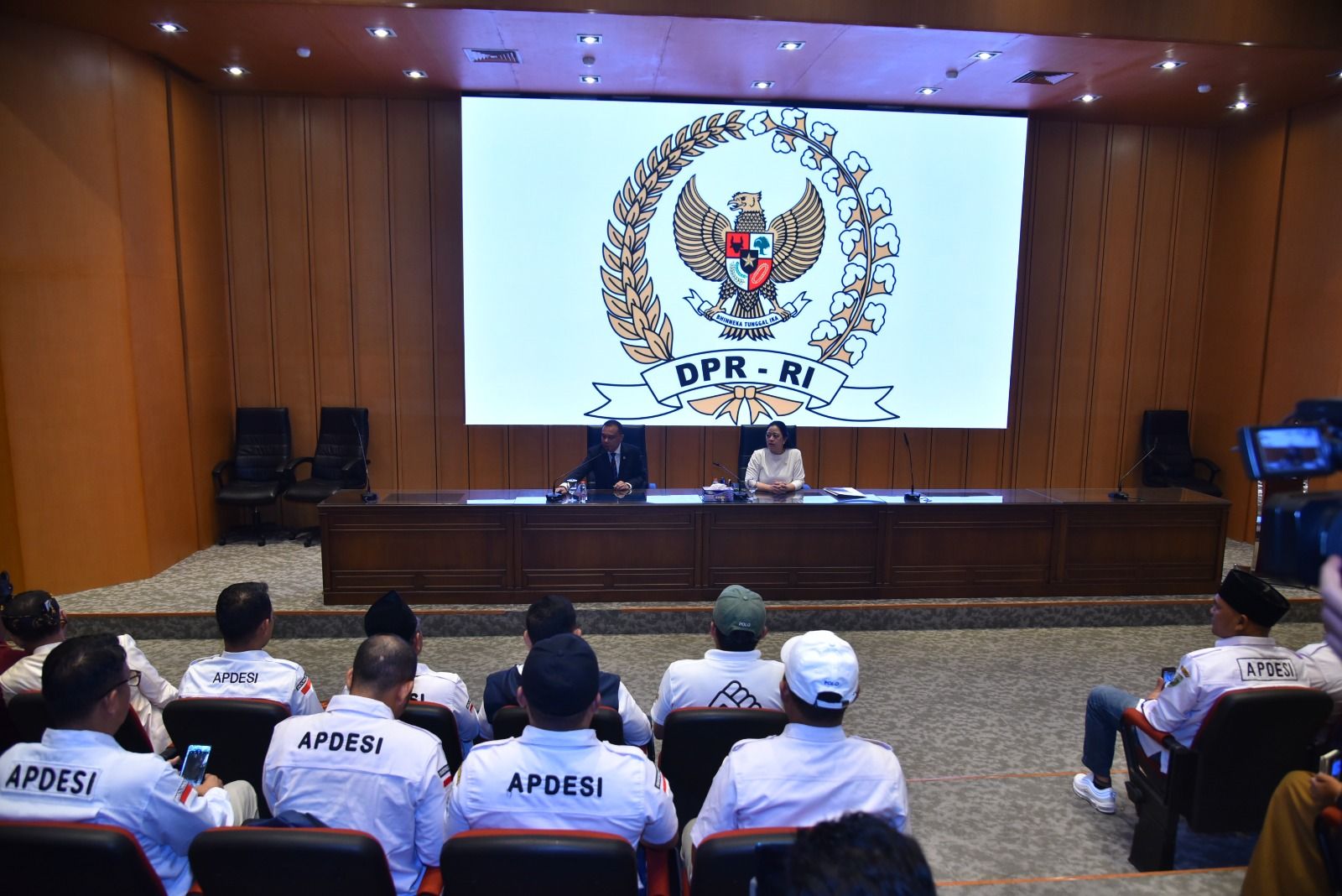 Ketua DPR Puan Maharani menerima perwakilan massa kades di Ruang Gedung Muis, Gedung Nusantara, Kompleks Parlemen, Senayan, Jakarta pada Selasa 6 Februari 2024. 