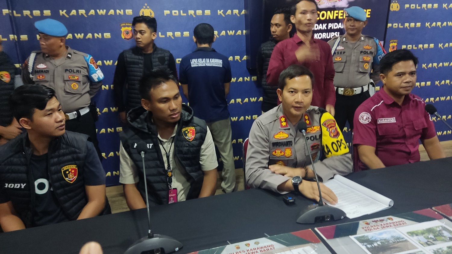 Polisi menetapkan mantan Kades Jatiwangi, Kecamatan Jatisari, Kabupaten Karawang sebagai tersangka kasus pencurian uang rakyat.