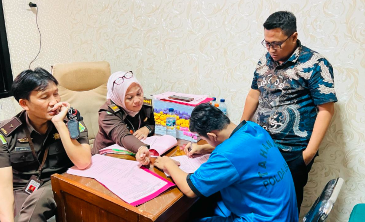 Tersangk Danu menandatangi berkas saat penyerahan kasus pembunuhan Ibu dan Anak di Subang ke Kejaskaan Negeri Subang, Selasa 6 Februari 2024.
