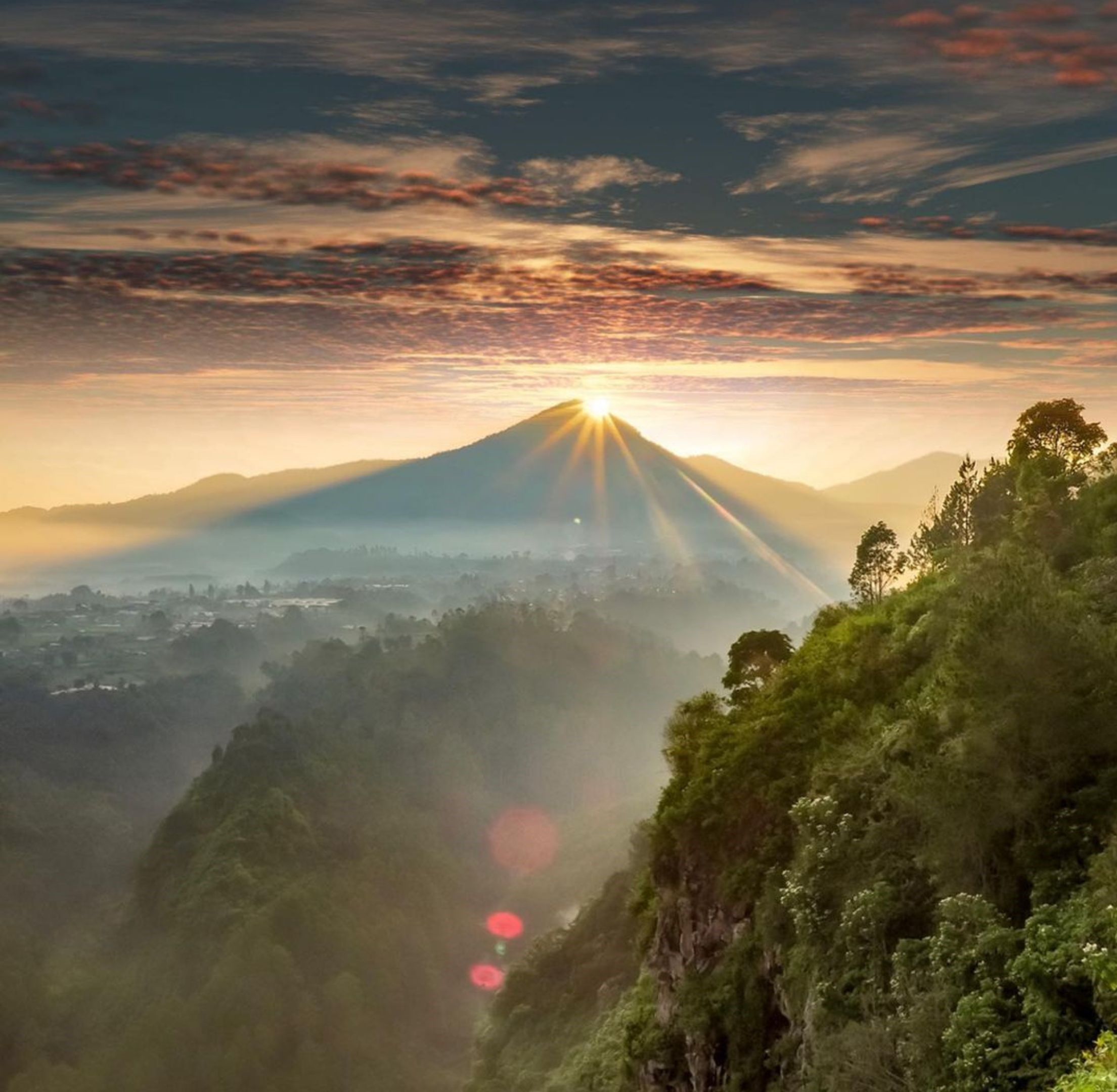 Keindahan matahari terbit di Tebing Keraton, wisata alam Bandung.