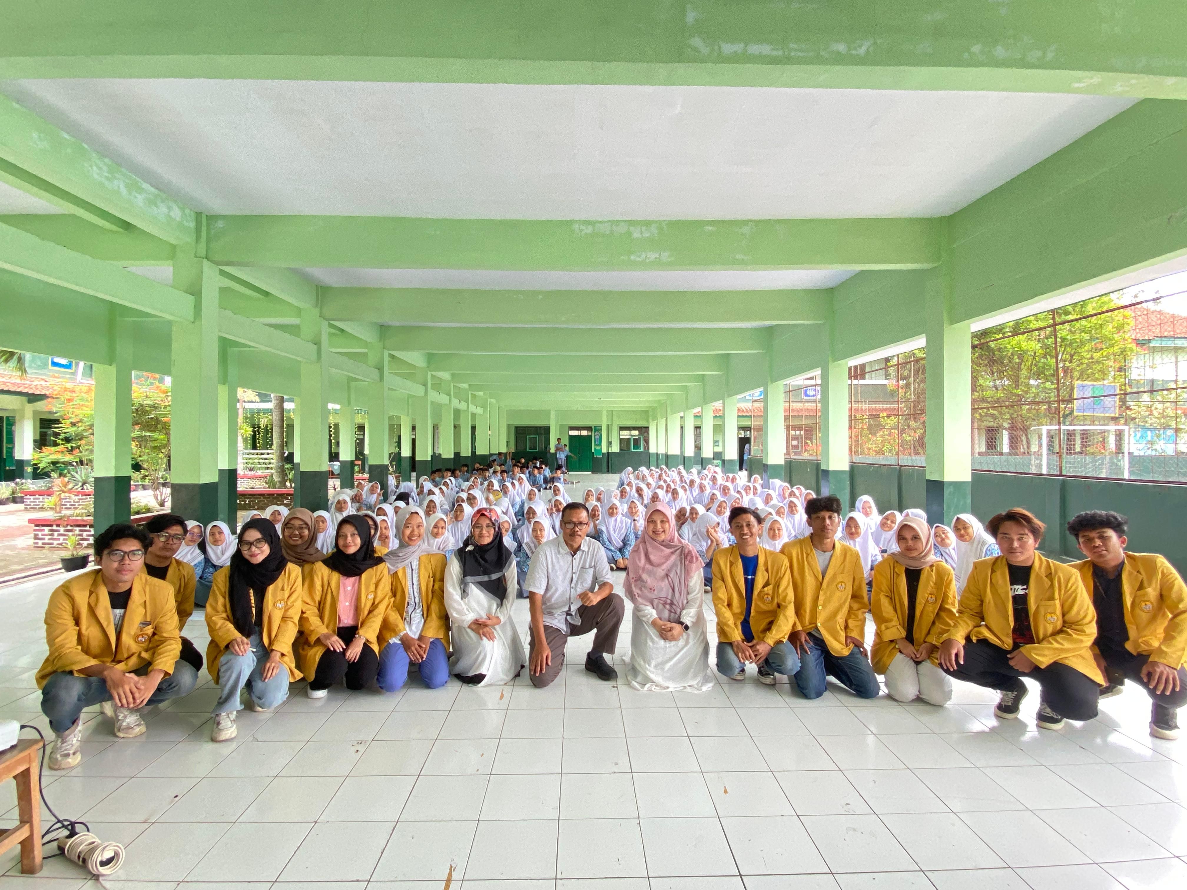 Keluarga Mahasiswa Tasikmalaya Sukapura Purwokerto menyempatkan berfoto bersama para siswa SMA usai menggelar program Sampurasoen 7.0.
