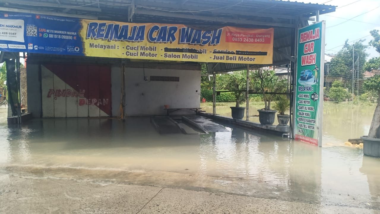Bengkel di sebelah area persawahan yang ada di Dusun Tegalsari, Desa Pengkol, tergenang banjir.