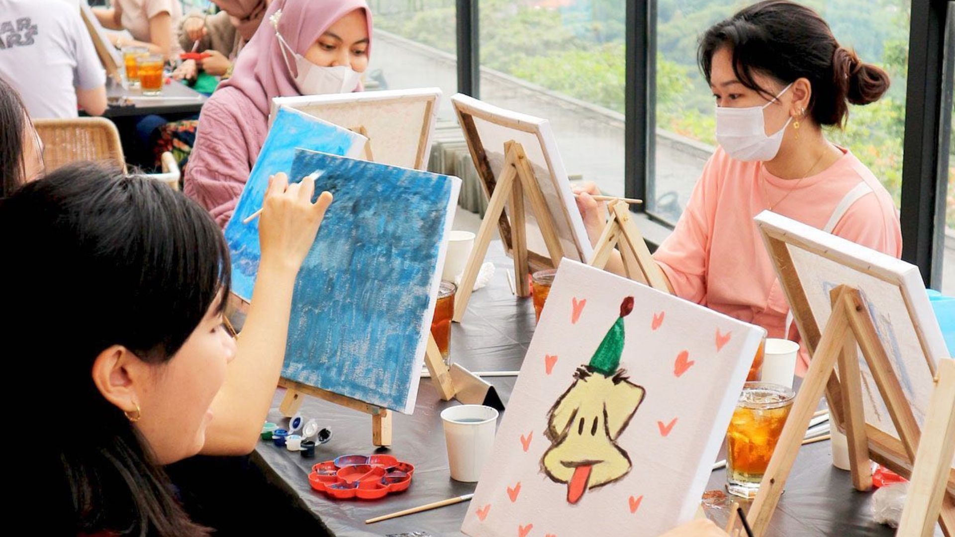 Lawangwangi Creative Space memiliki ruangan untuk melakukan karya seni. Kafe rekomendaasi di Bandung.
