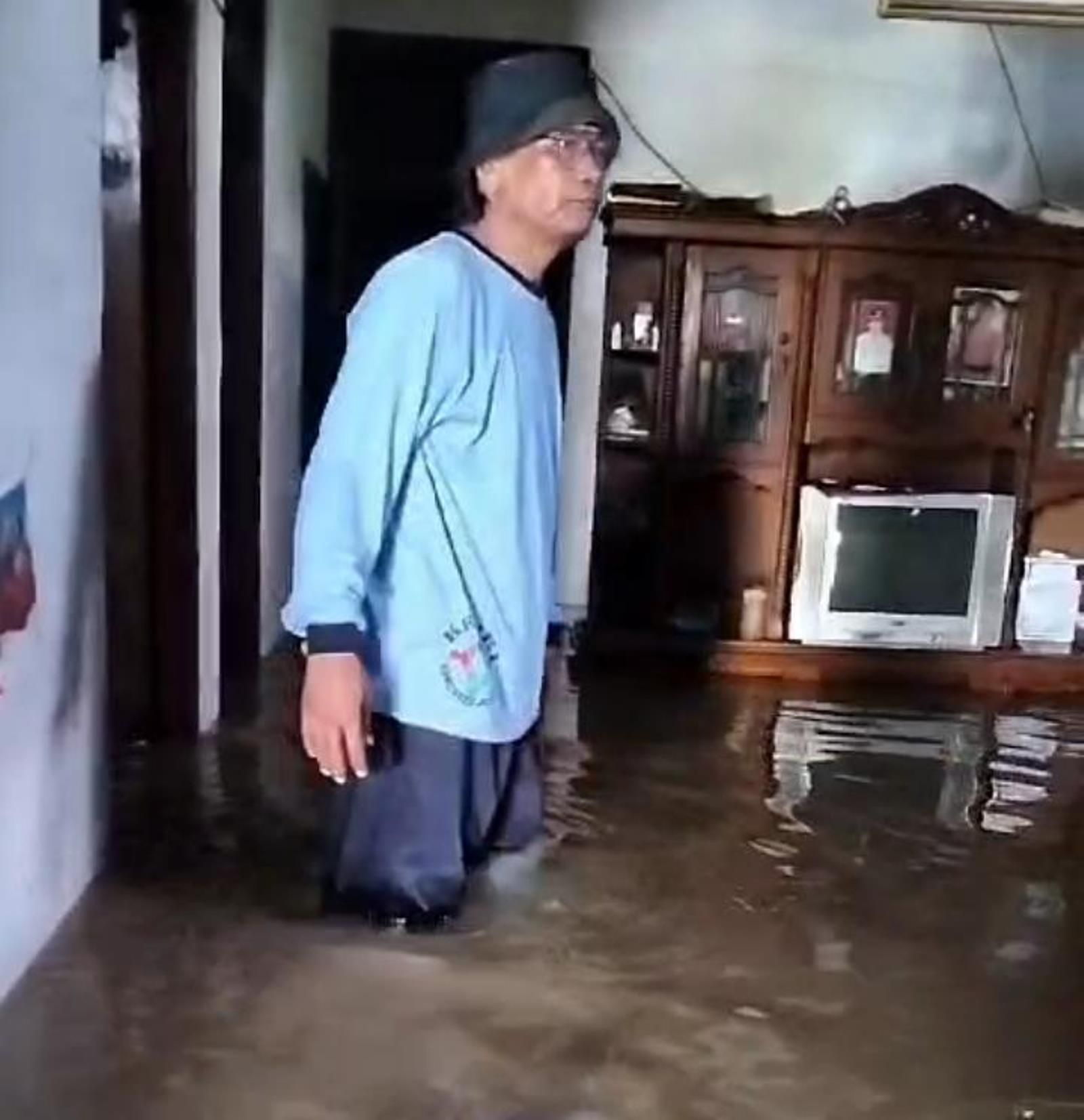 Kepala Desa Kemiri, Sukirman, saat meninjau rumah warga yang terdampak banjir bandang.