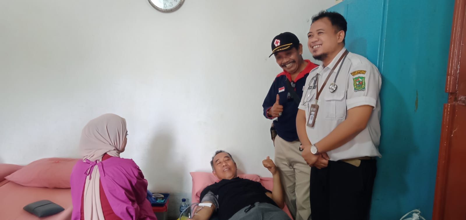 Ketua Panwaslu Kecamatan Purwareja Klampok saat melakukan donor darah, Rabu 7 Februari 2024 di sekretariat Panwaslu Purwareja Klampok