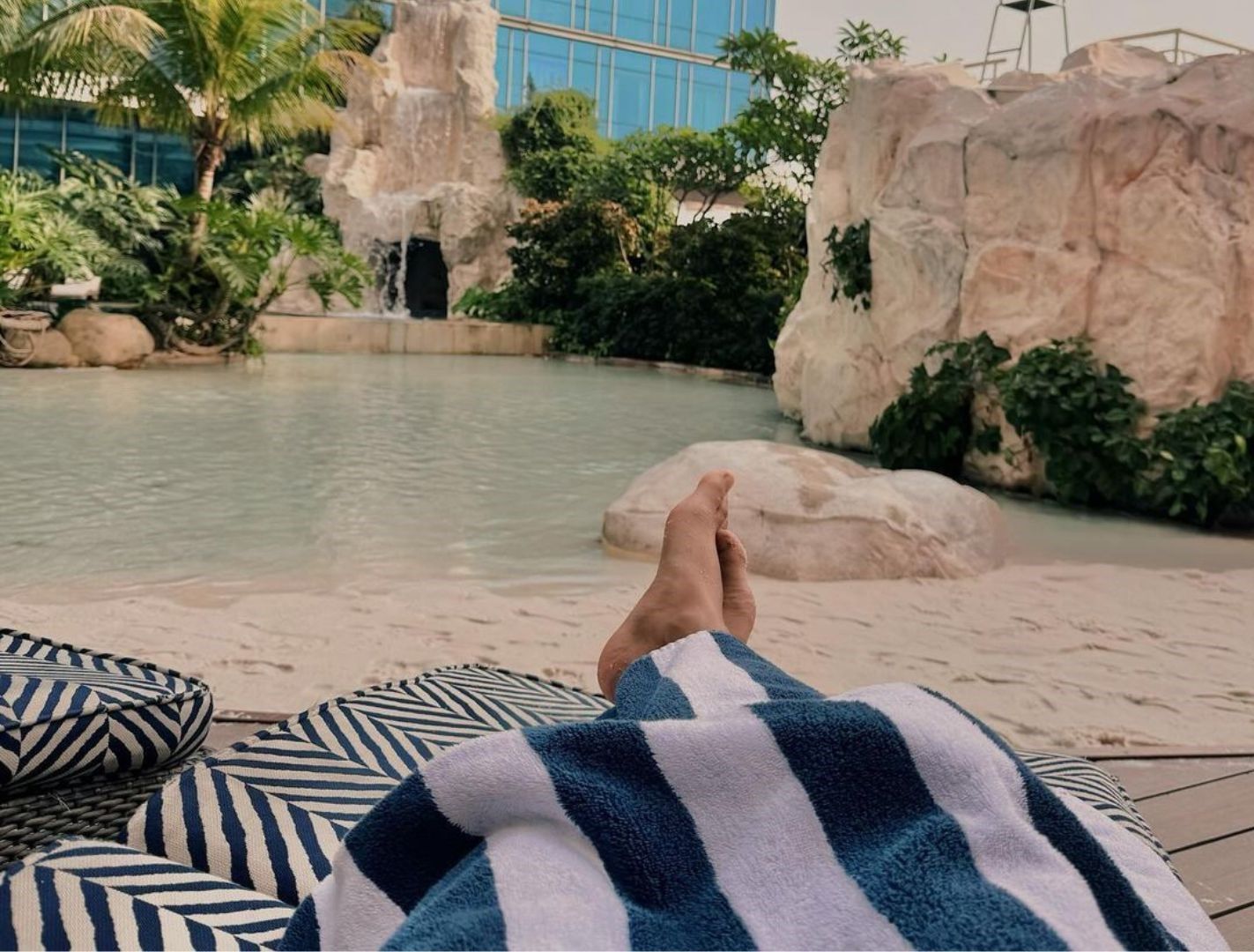 Salah satu kemewahan The Trans Luxury Hotel Bandung, kolam renang dengan pasir putih.