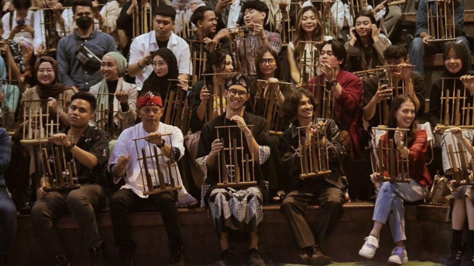 Penampilan komunitas angklung sebagai kesenian yang terdapat di bandung, Jawa Barat.