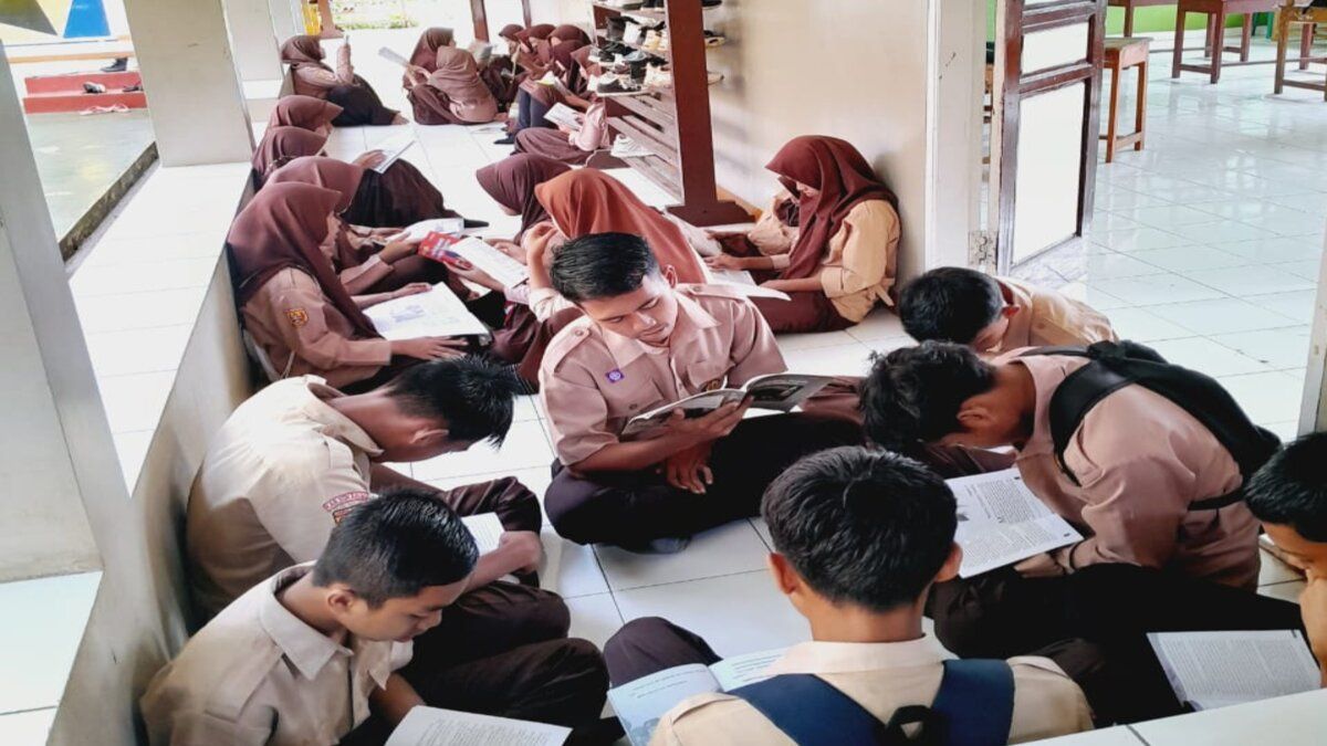 Siswa-siswi SMP IT Annur Cibodas yang melaksanakan kegiatan literasi 