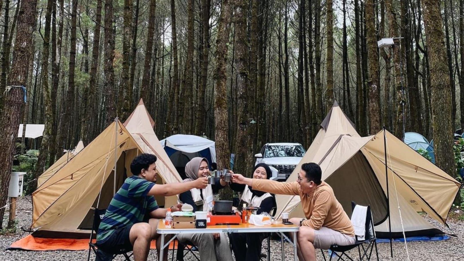 Terlihat tiga orang sedang menikmati suasana camping di Tangkal Pinus Lembang salah satu tempat wisata alam di Bandunng Barat