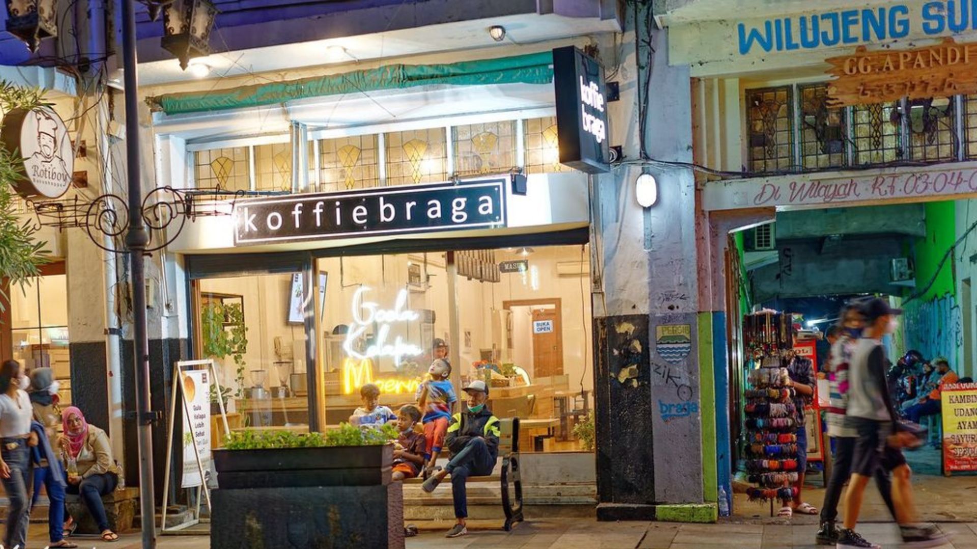 Jalan Braga kala malam memiliki auranya tersendiri. Menghadirkan suasana tempo dulu yang berpadu dengan daya tarik masa kini.