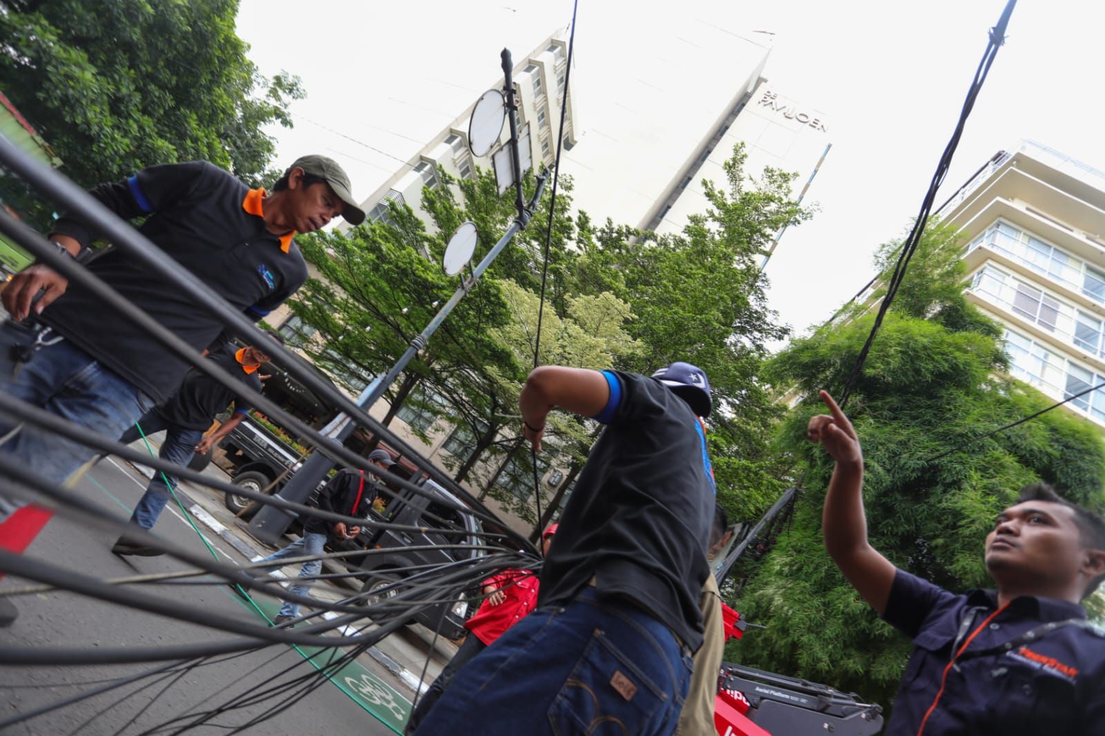  Pemkot Bandung Percepat Penurunan dan Perapian Kabel Udara di Ruas Jalan Kota Bandung