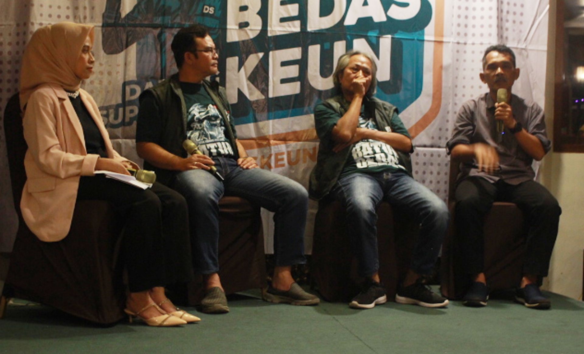 Diskusi Ngabedaskeun antara wartawan di Kabupaten Bandung dengan akademisi dari UIN Bandung Enjang Muhaimin di acara Batur Bedas.