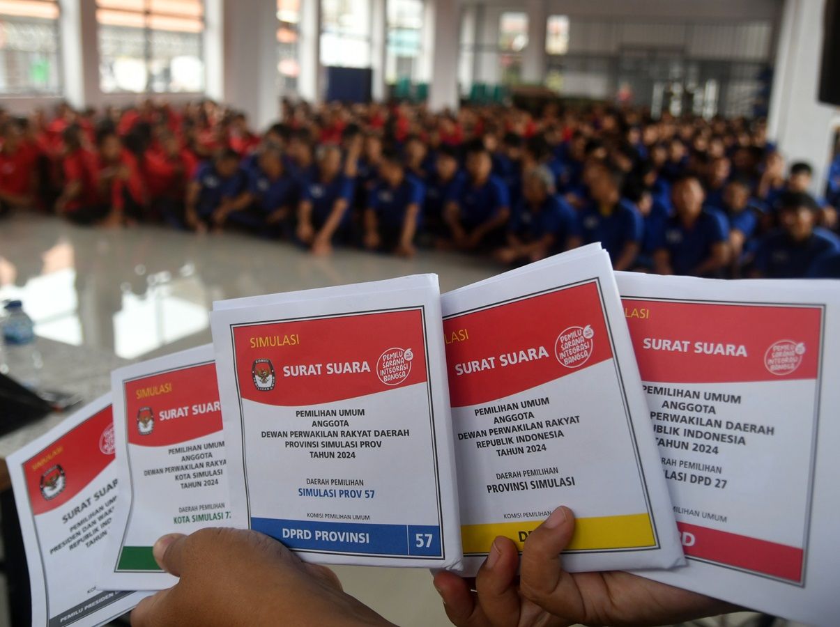 Petugas KPU Kota Bogor menunjukkan contoh surat suara saat sosialisasi Pemilu 2024 kepada warga binaan di Lapas Kelas IIA Paledang, Kota Bogor, Jawa Barat, Sabtu, 3 Februari 2024.