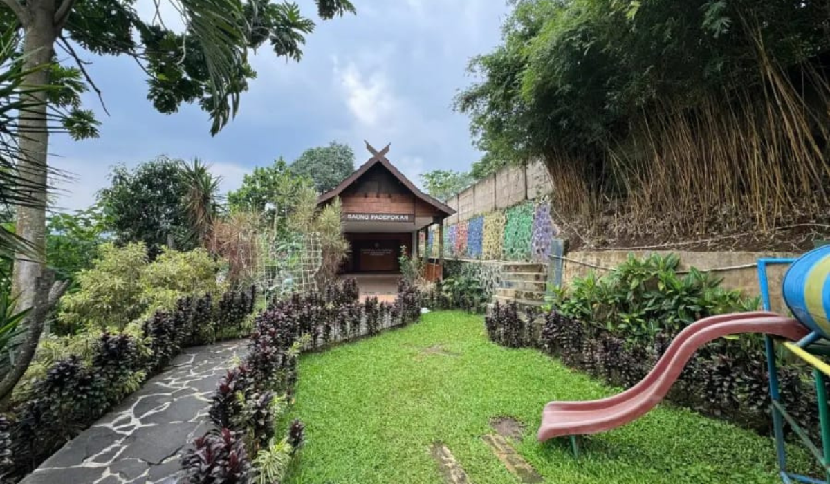 Kampung Wisata Kreatif Pasir Kunci, berlokasi di Jalan Pasir Kunci, Kelurahan Pasirjati, Kecamatan Ujung Berung, Kota Bandung.