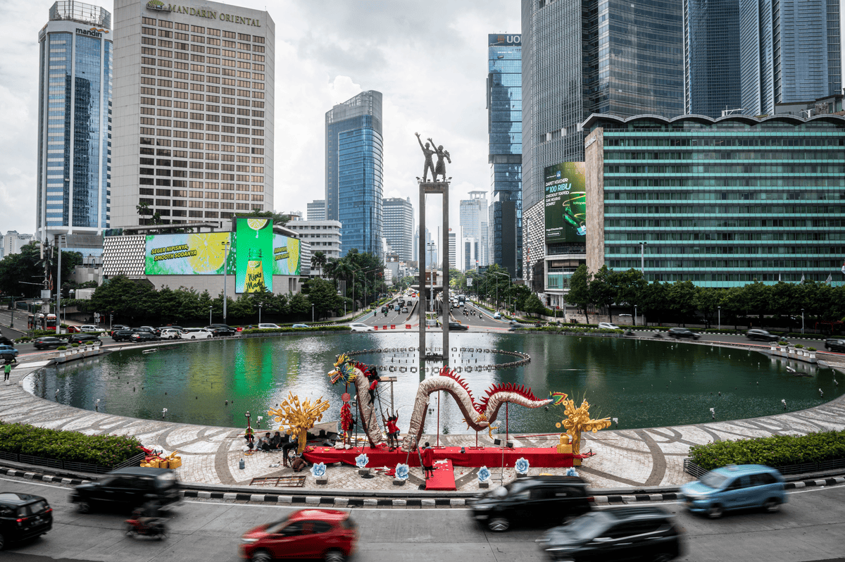 Sejumlah pekerja menyelesaikan pembuatan dekorasi liong atau naga raksasa di kawasan Bundaran HI, Jakarta, Rabu 7 Februari 2024. 