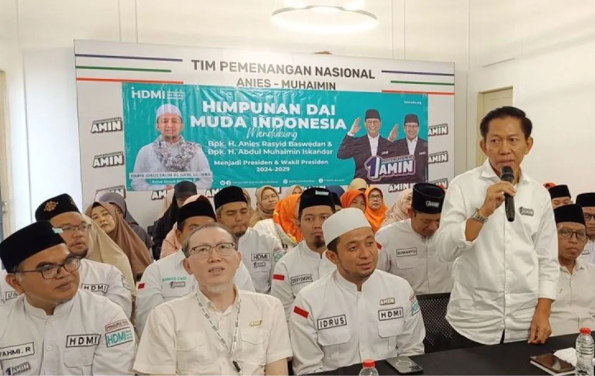 Anggota Dewan Pakar Timnas AMIN, Supomo (kanan) memberi keterangan kepada media di Jakarta.