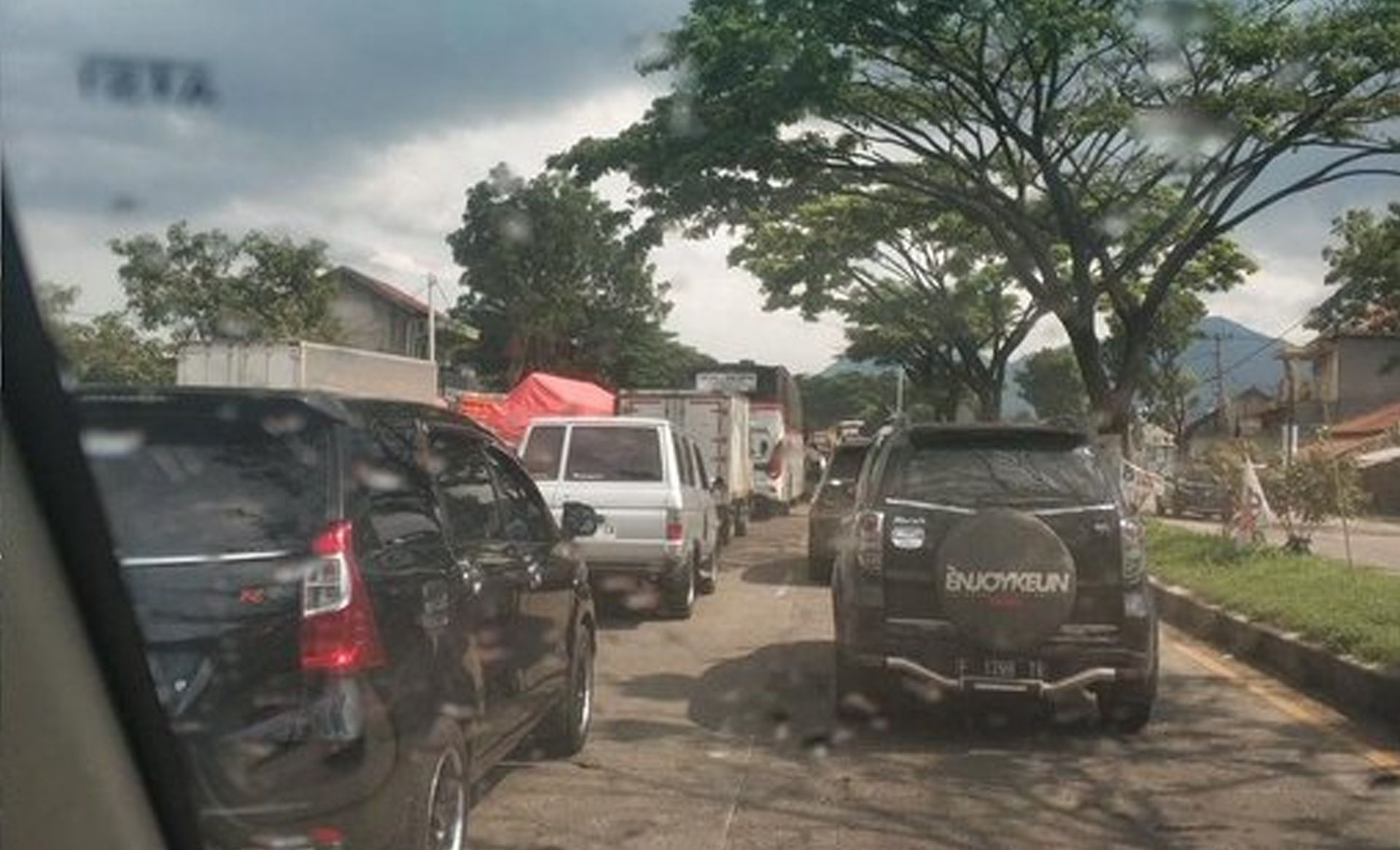 Macet di Jalan Raya Cicalengka - Nagreg, Kabupaten Bandung, Kamis 8 Februari 2024