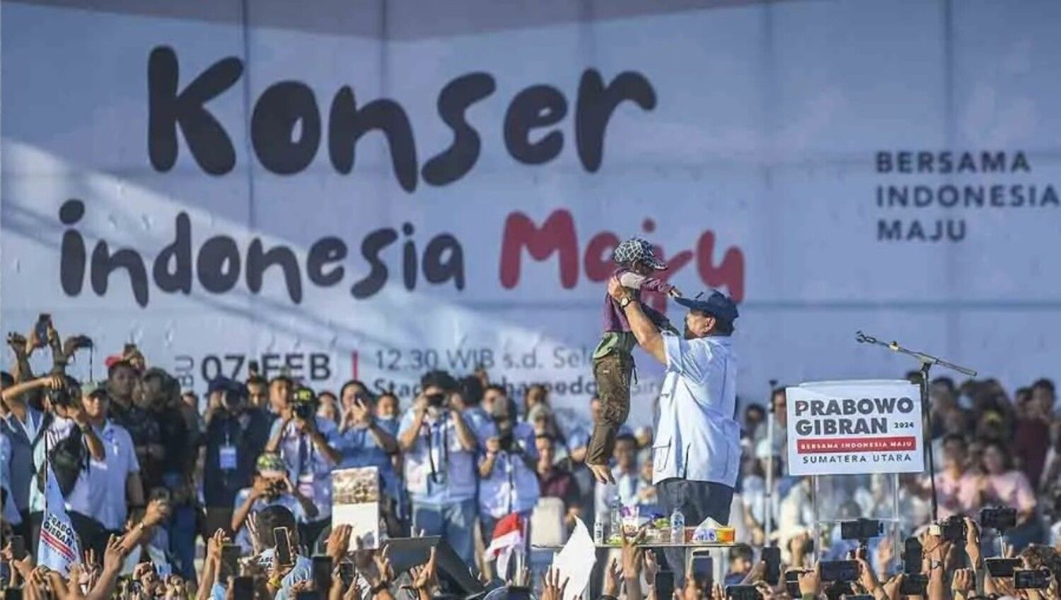 Prabowo Subianto menggendong anak kecil disela memberikan pidato politik saat menghadiri Konser Indonesia Maju di Stadion Baharoeddin Siregar, Deli Serdang, Sumatera Utara, Rabu (7/2/2024). 