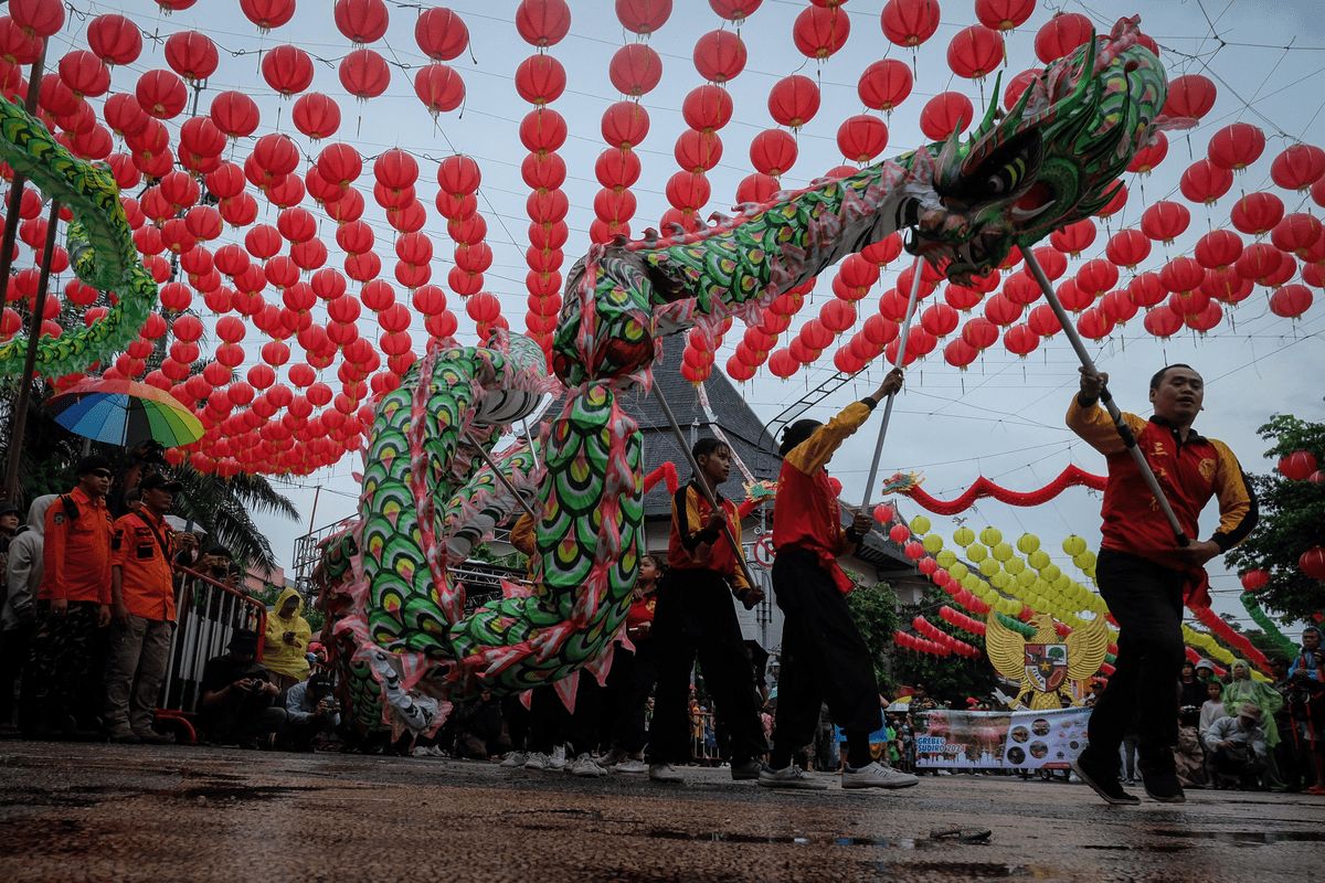 Peserta menampilkan pertunjukan seni Liong pada kirab tradisi Grebeg Sudiro menjelang Tahun Baru Imlek 2024 di Kota Solo, Provinsi Jawa Tengah, Minggu, 4 Februari 2024. ANTARAFOTO/Maulana Surya