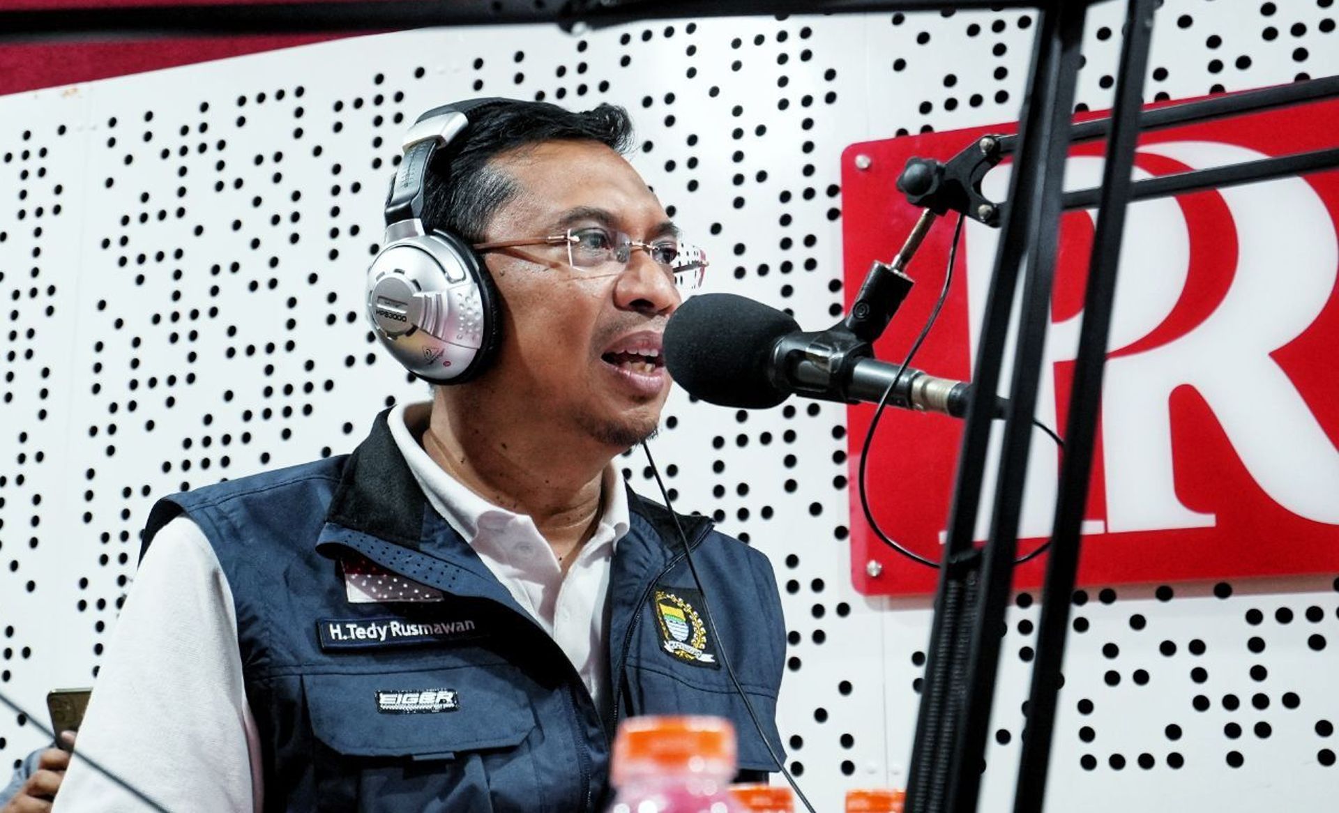 Ketua DPRD Kota Bandung, Tedy Rusmawan di Studio Radio PRFM