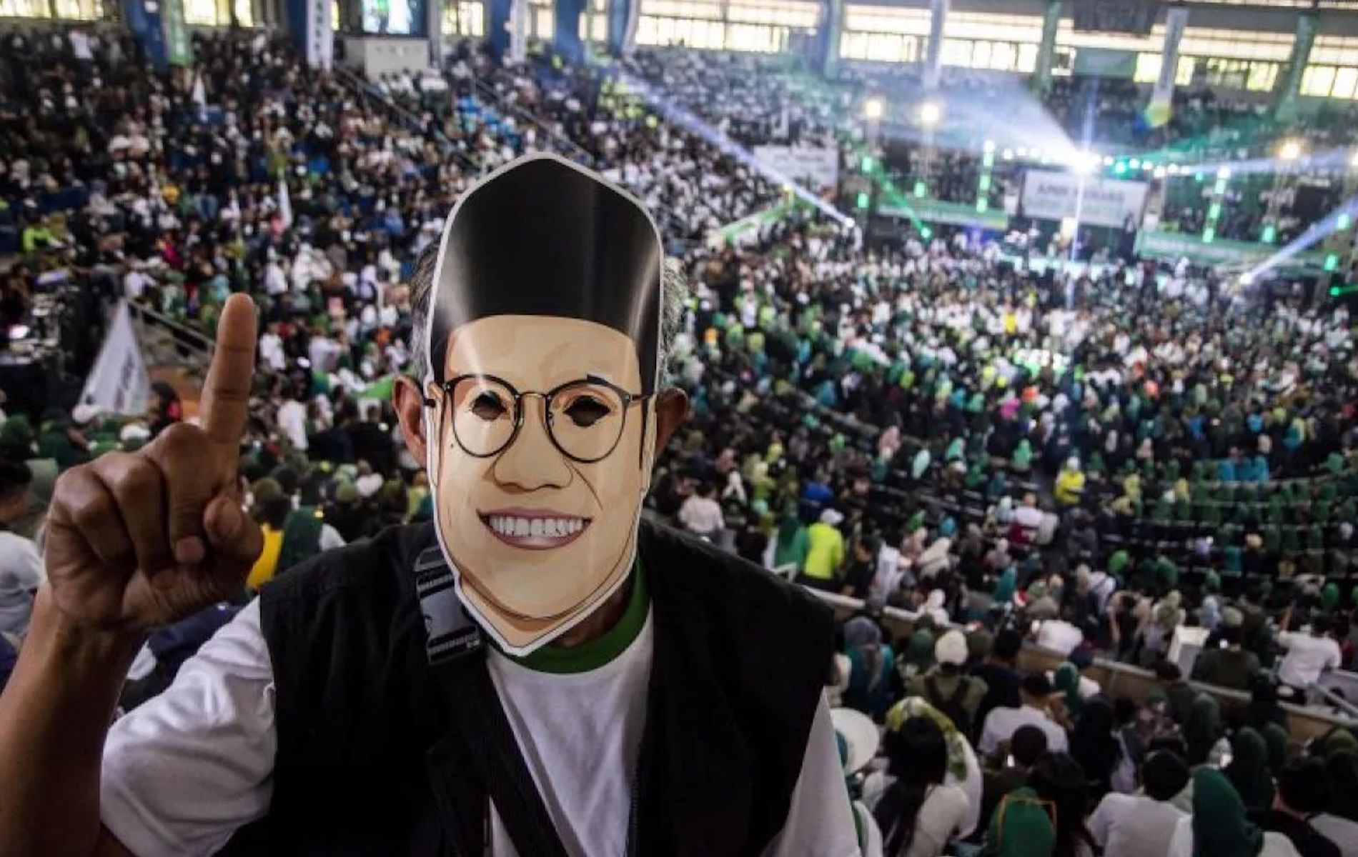 Pendukung menggunakan topeng cawapres nomor urut 1 Muhaimin Iskandar (Cak Imin) saat kampanye di GOR C-Tra Arena, Bandung, Jawa Barat, Kamis (8/2/2024).