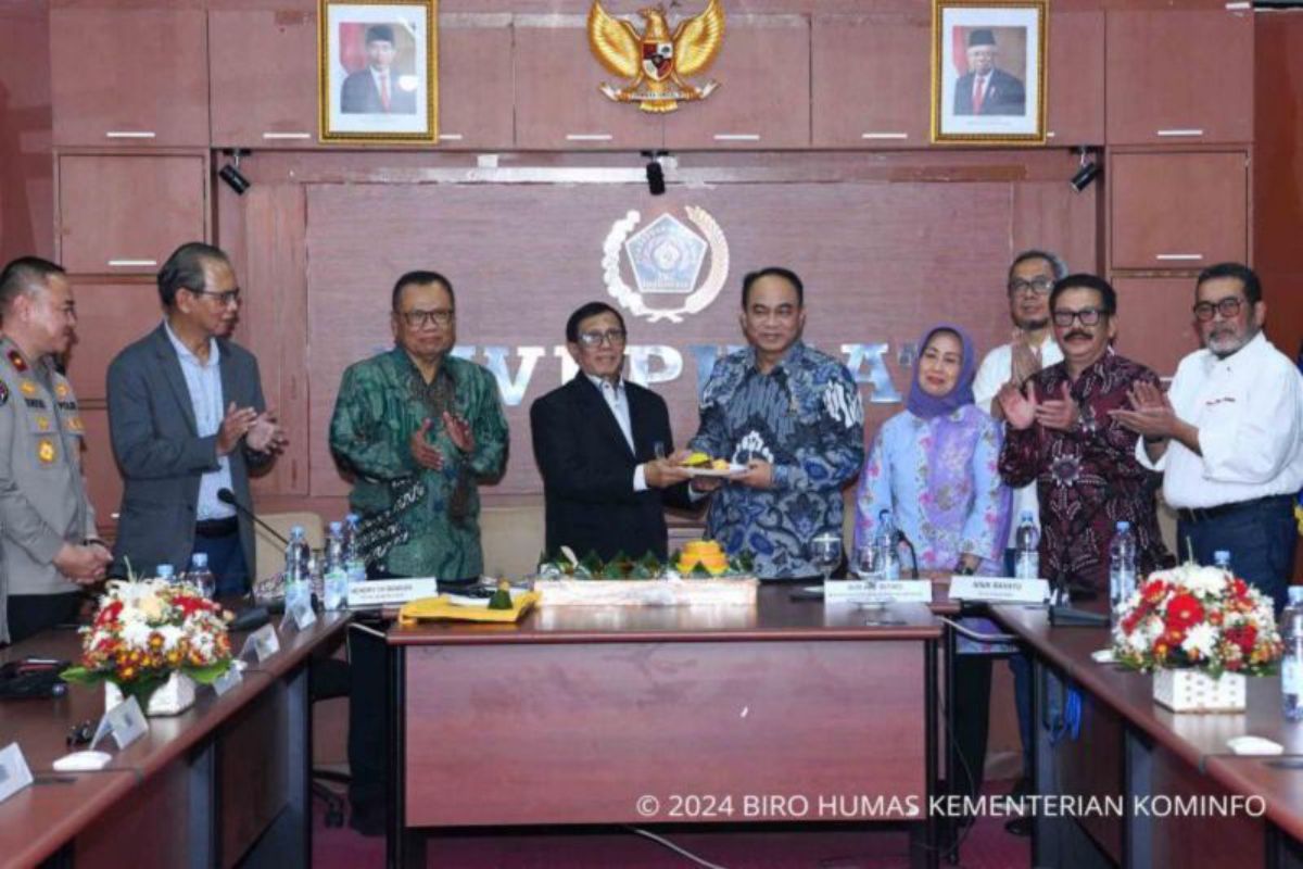 Menteri Komunikasi dan Informatika Budi Arie Setiadi (lima kiri) menerima tumpengan dari Ketua Persatuan Wartawan Indonesia Pusat Hendry CH Bangun (empat kiri) saat memperingati Hari Ulang Tahun (HUT) PWI ke-78, di Gedung Dewan Pers, Jakarta Pusat, Jumat (09/02/2024).