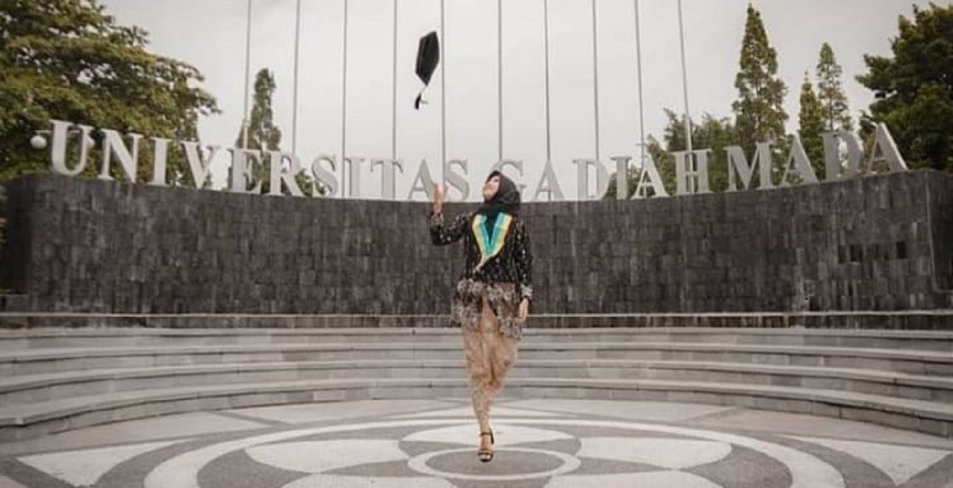 Seorang mahasiswa UGM Yogyakarta merayakan wisudanya.*/Instagram/ugm.ac.ig