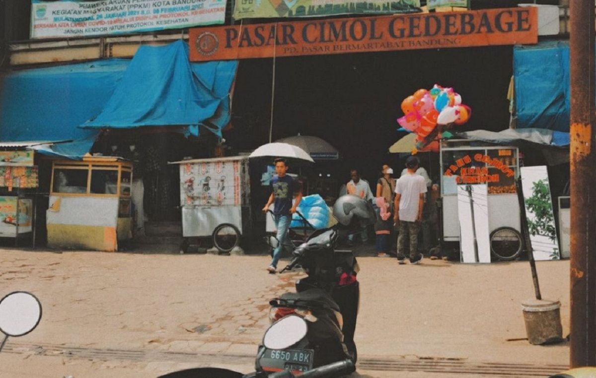 Pasar Cimol Gedebage, tempat para pemburu pakaian impor bekas.*