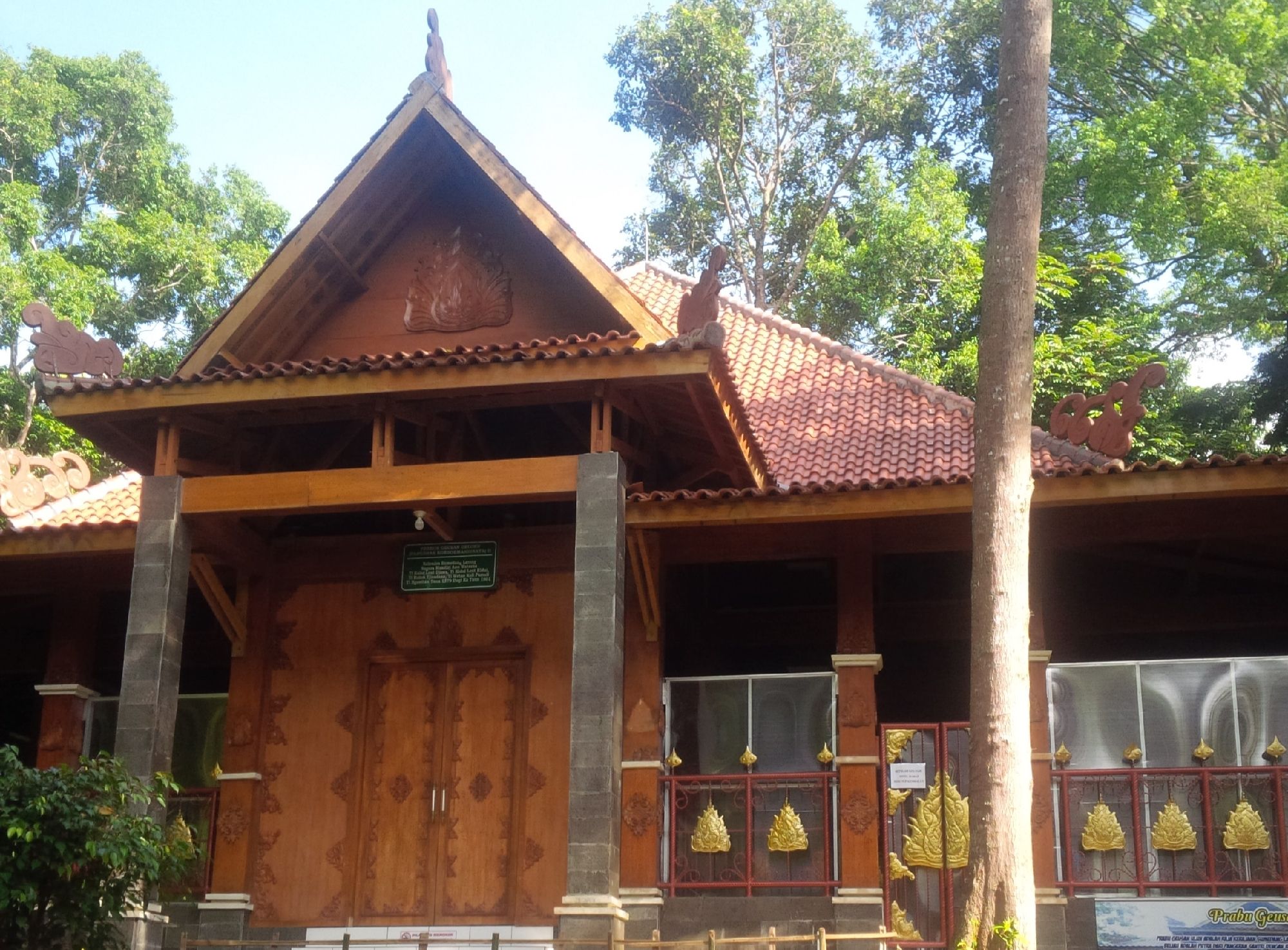 Makam Prabu Geusan Ulun, di wilayah Desa Dayeuhluhur, Kecamatan Ganeas, Kabupaten Sumedang.