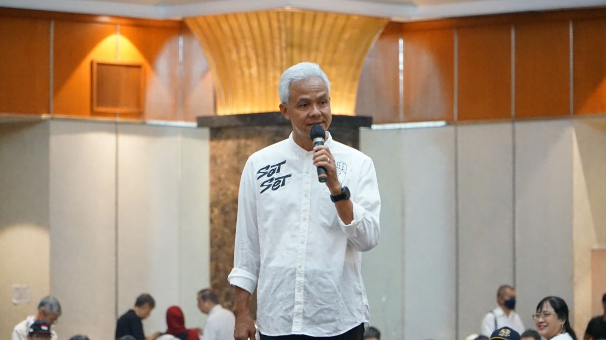 Ganjar Pranowo saat hadir di acara Surat Cinta Alumni Kampus Jawa Barat untuk Ganjar-Mahfud di Puri Agung Grand Sahid Jaya, Jumat (9/2/2024).