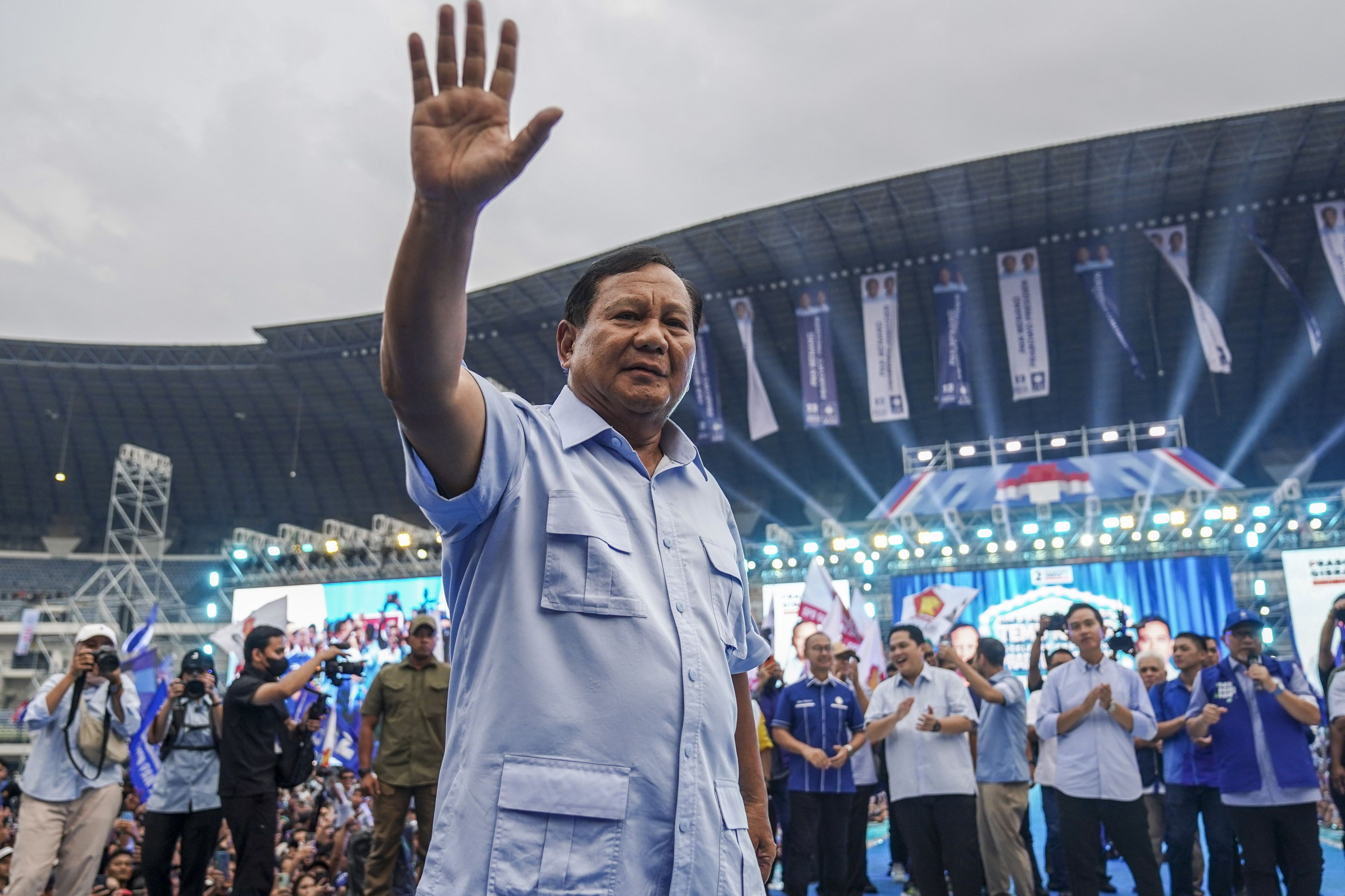 Calon presiden nomor urut 2 Prabowo Subianto menyapa relawan saat hadir mengikuti kampanye akbar di Stadion Gelora Bandung Lautan Api (GBLA), Bandung, Kamis, 8 Februari 2024.