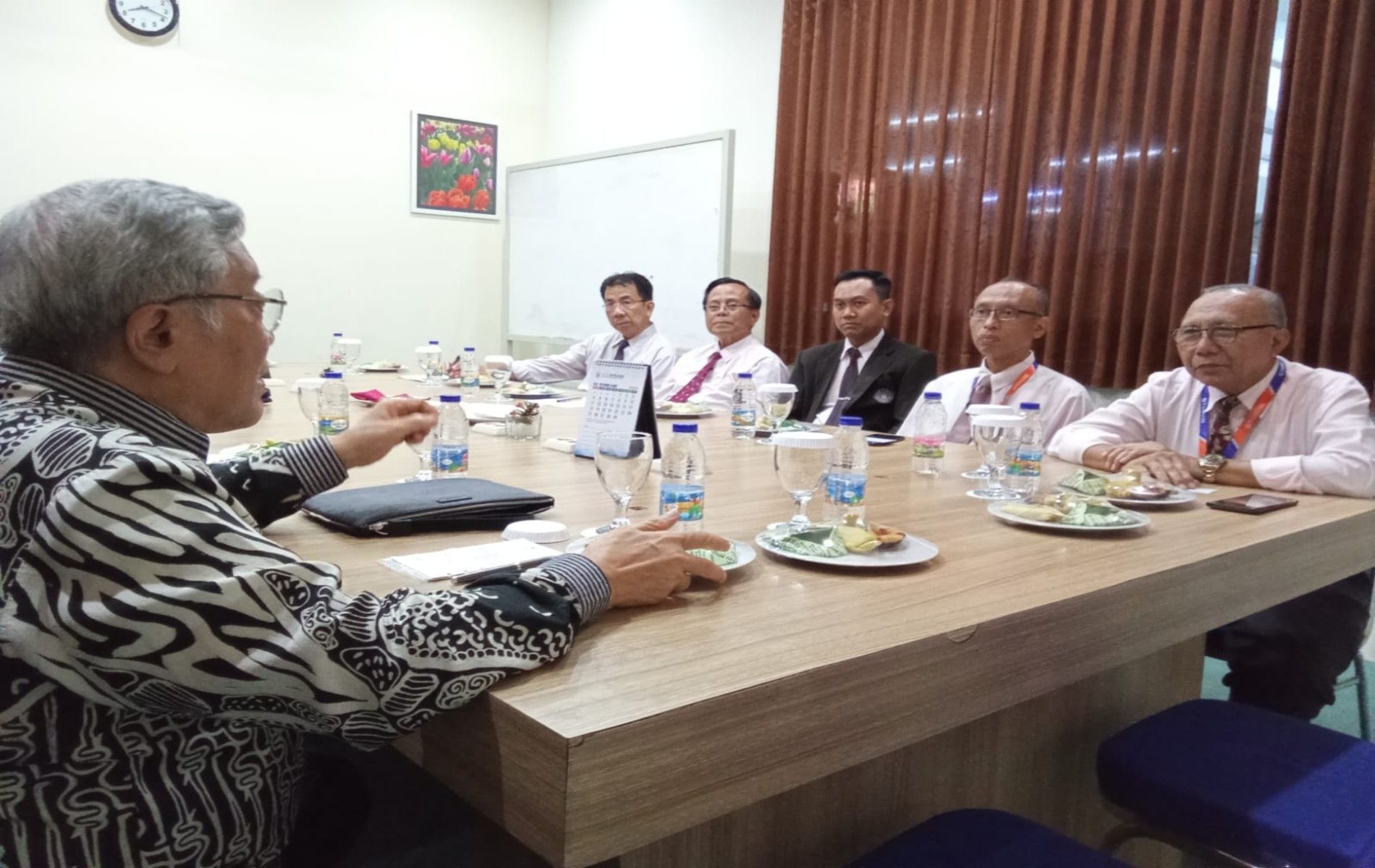 Hafidh Asrom berdiskusi dengan pimpinan Sekolah Tinggi Pariwisata Ambarrukmo Yogyakarta.
