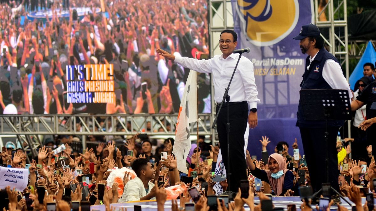 Calon presiden nomor urut 1 Anies Rasyid Baswedan (kiri) bersama Ketua Umum Partai Nasdem Surya Paloh (kanan) memenghadiri kampanye akbar Partai Nasdem di Pare Pare, Sulawesi Selatan, Selasa, 6 Februari 2024.