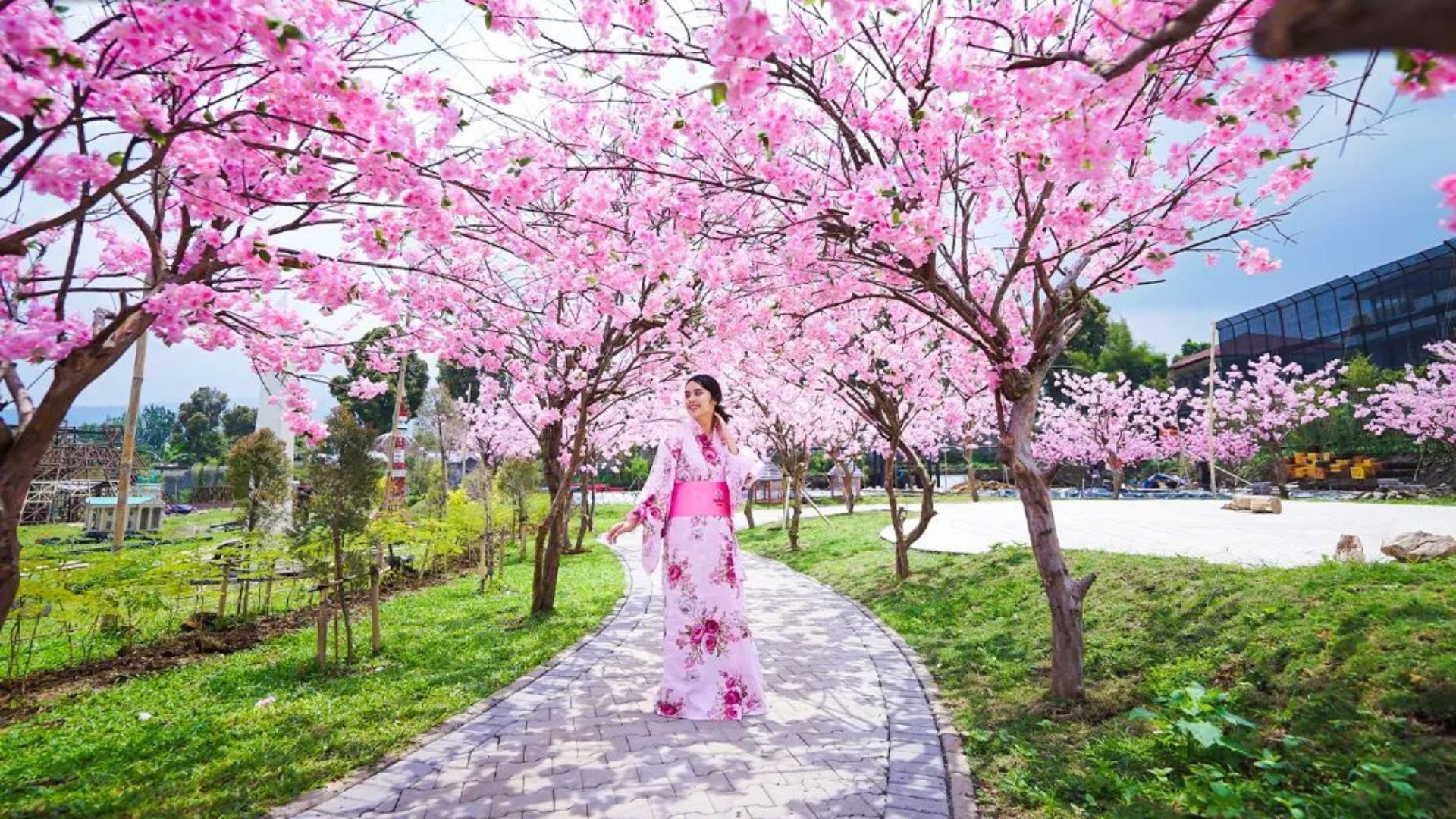 Berfoto dengan kostum Jepang di Sakura Park, Mini Mania Lembang, Bandung.