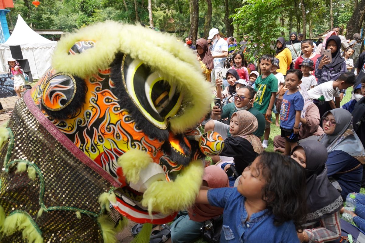 Keseruan pertunjukan Barongsai di Serulingmas Zoo Banjarnegara