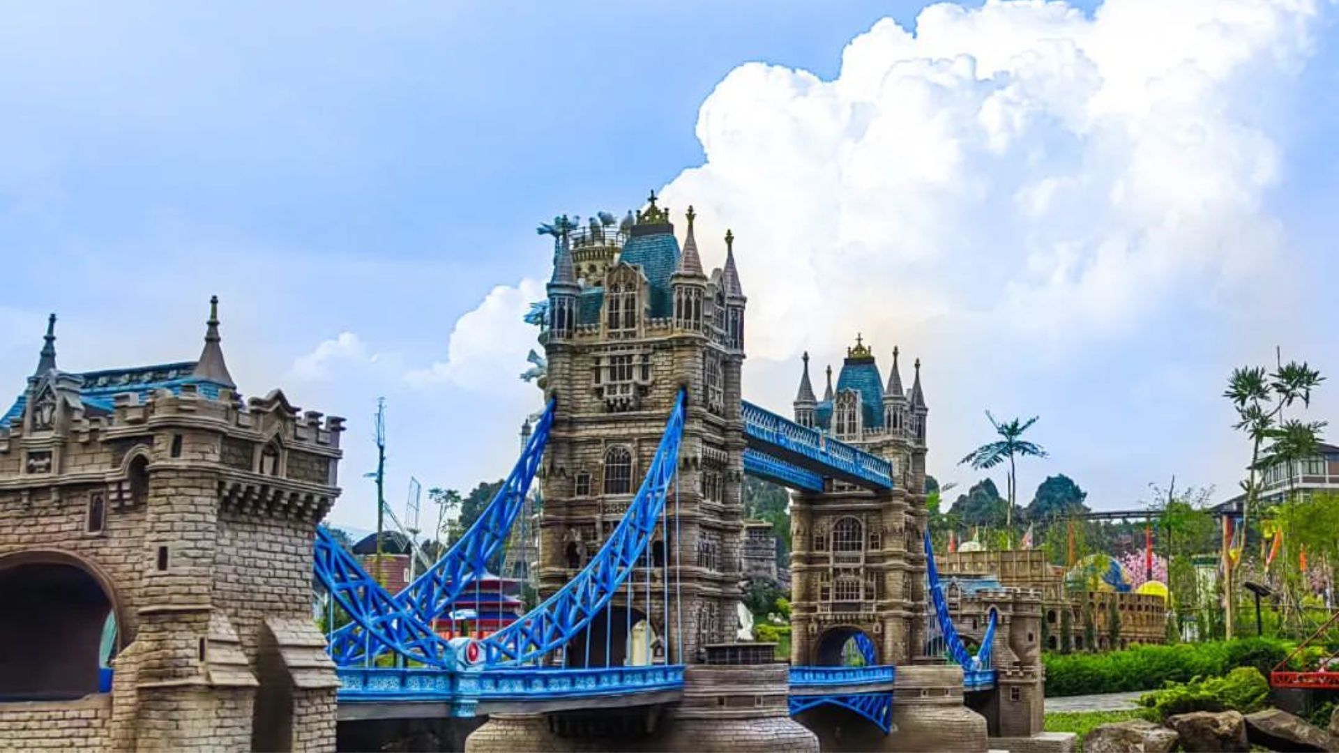 Miniatur Tower Bridge London yang ada di Mini Mania Lembang, Bandung.