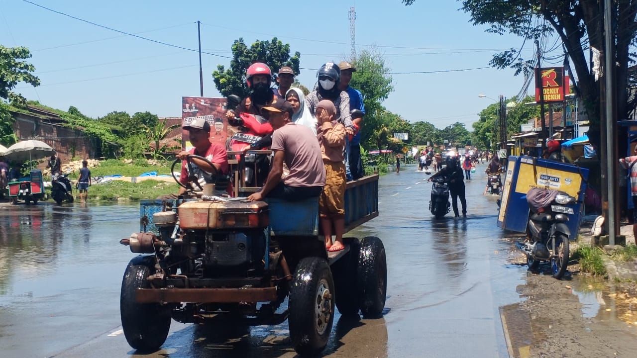 Mobil penggilingan padi atau yang biasa masyarakat setempat menyebutnya dengan sebutan "Grandong" digunakan untuk mengangkut motor melewati banjir.