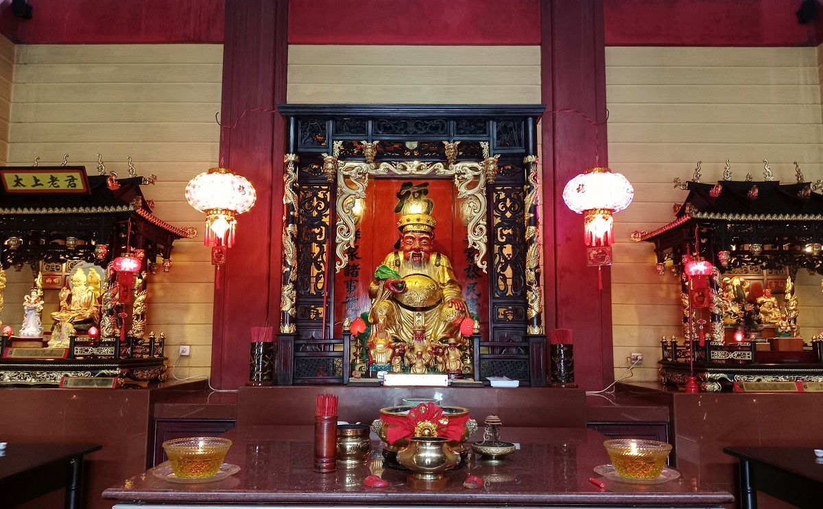 Altar ibadah pemeluk agama Tao yang berada di samping ruangan untuk Budha dan Konghuchu di Klenteng Hok Hoo Bio Wonosobo. 