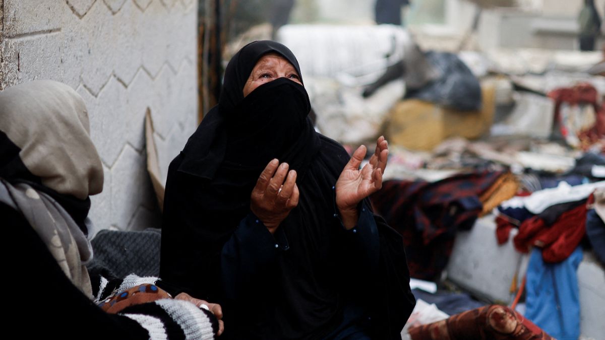 Seorang wanita Palestina berdoa di lokasi serangan Israel di sebuah rumah di Rafah di Jalur Gaza selatan.