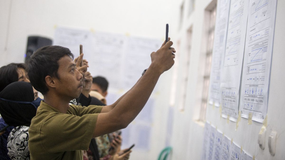 Ilustrasi - Petugas KPPS mengambil gambar hasil penghitungan suara saat simulasi di Indramayu, Jawa Barat.