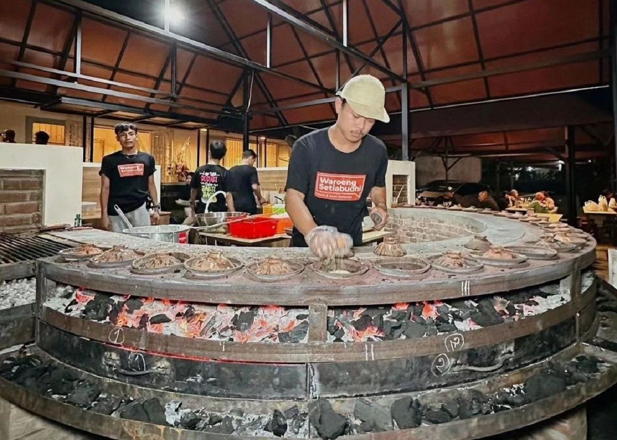 Proses pembuatan Surabi di Waroeng Setiabudhi, Bandung. /instagram/@waroengsetiabudhibdg