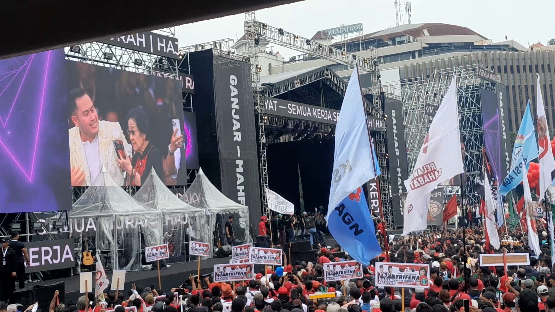 Massa padati kampanye akbar bertajuk Hajatan Rakyat Ganjar-Mahfud di Lapangan Simpang Lima, Kota Semarang, Jawa Tengah, Sabtu 10 Februari 2024.