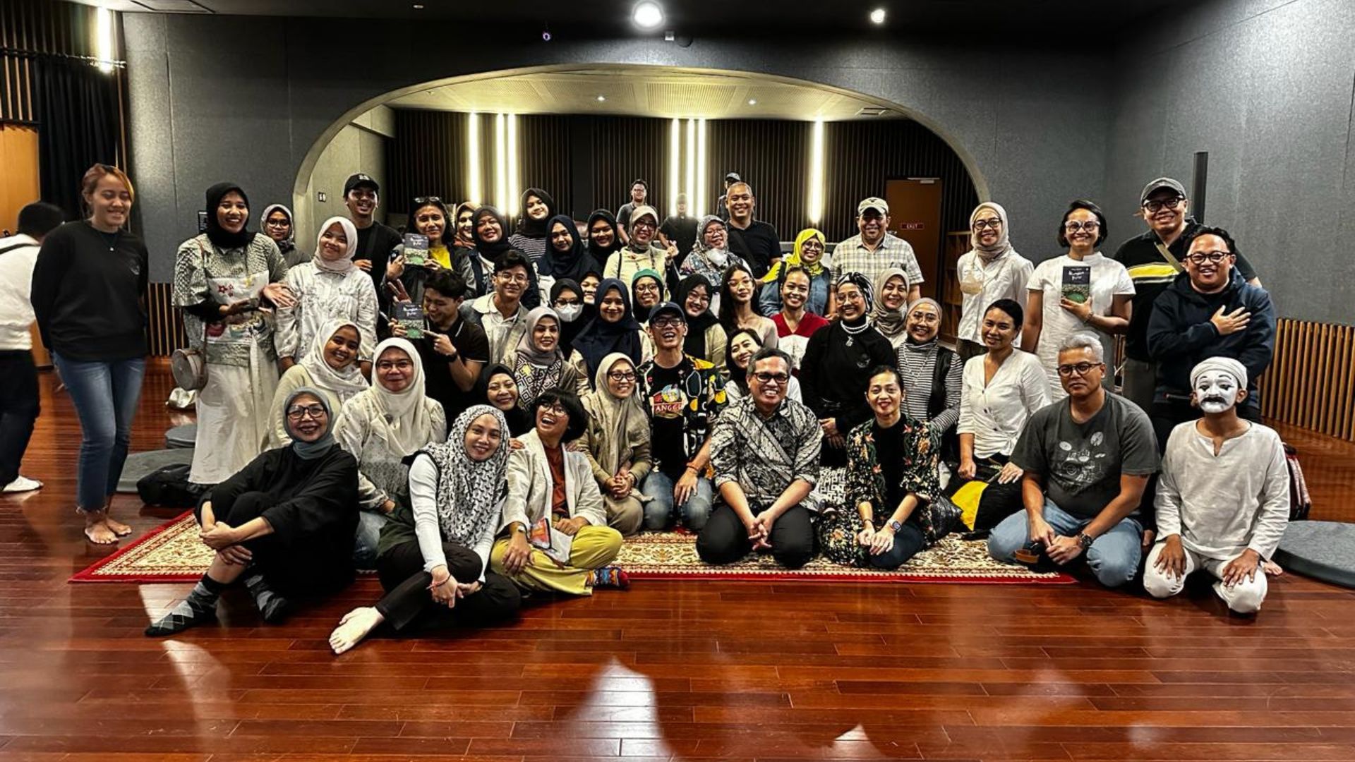 Berfoto bersama para fans serta rekan-rekan Panji Sakti pada acara Bincang Buku. / Foto Dok. Manajemen Panji Sakti