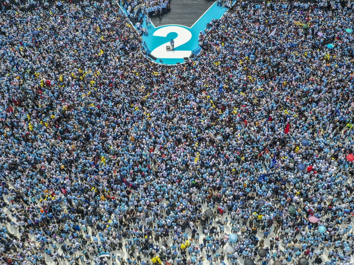 Foto udara ribuan simpatisan Capres-Cawapres nomor urut 2 Prabowo-Gibran mengikuti kampanye akbar di Stadion Utama Gelora Bung Karno (SUGBK), Senayan, Jakarta, Sabtu (10/2/2024). Kampanye tersebut merupakan penutup dari rangkaian kampanye Prabowo-Gibran sebelum hari pelaksanaan Pemilu 2024 pada 14 Februari mendatang. ANTARA FOTO/Galih Pradipta/YU