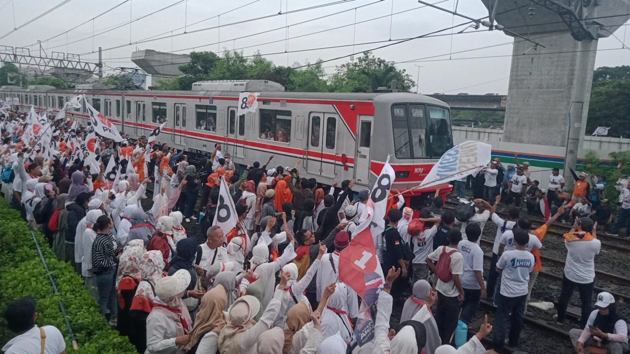 Perlintasan kereta api menuju Stadion JIS Jakarta dipenuhi massa AMIN atau pendukung Capres 01 Anies Baswedan 
